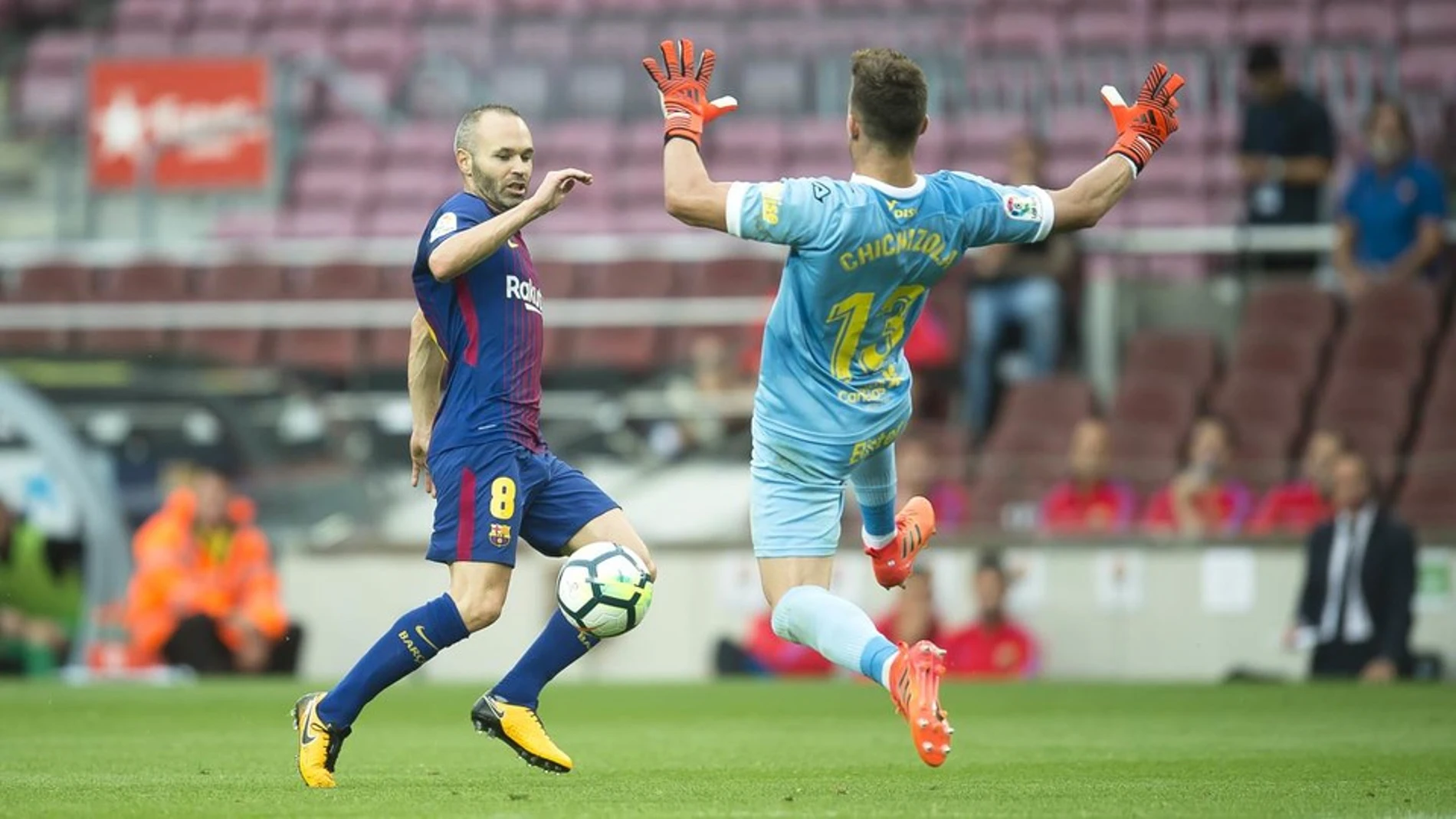 Iniesta trata de sortear la salida de Chichizola. Iniesta trata de sortear la salida de Chichizola.