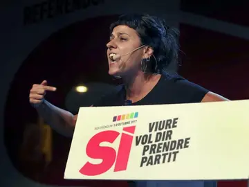 La portavoz parlamentaria Anna Gabriel interviene durante un acto de la CUP La portavoz parlamentaria Anna Gabriel interviene durante un acto de la CUP