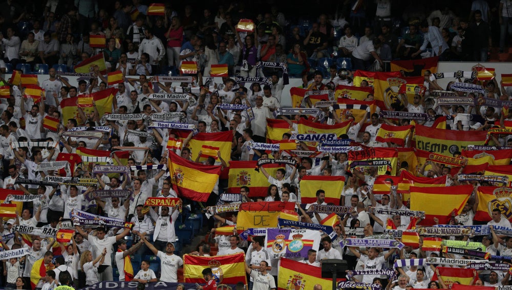 Las gradas del Bernabéu se poblaron de banderas españolas