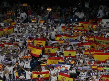 Las gradas del Bernabéu se poblaron de banderas españolas Las gradas del Bernabéu se poblaron de banderas españolas