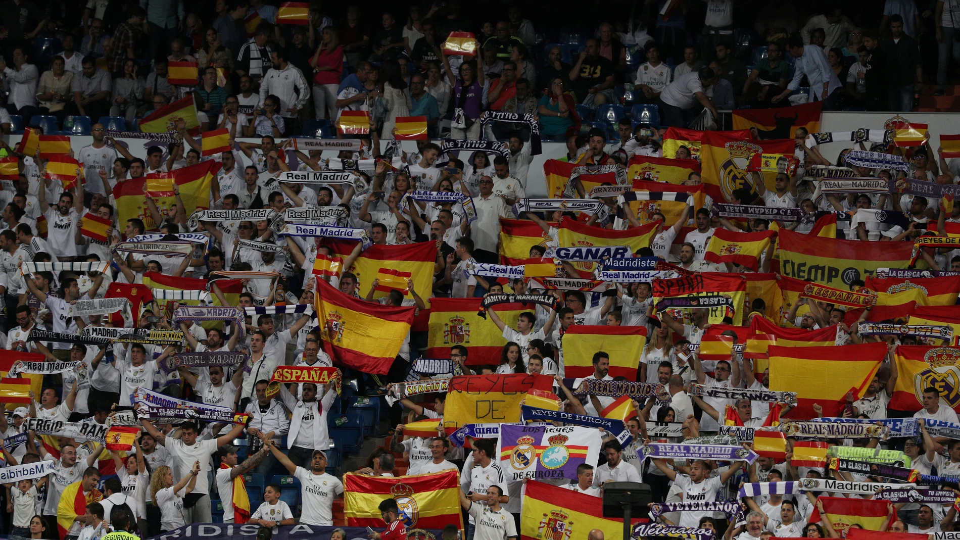 Las gradas del Bernabéu se poblaron de banderas españolas Las gradas del Bernabéu se poblaron de banderas españolas