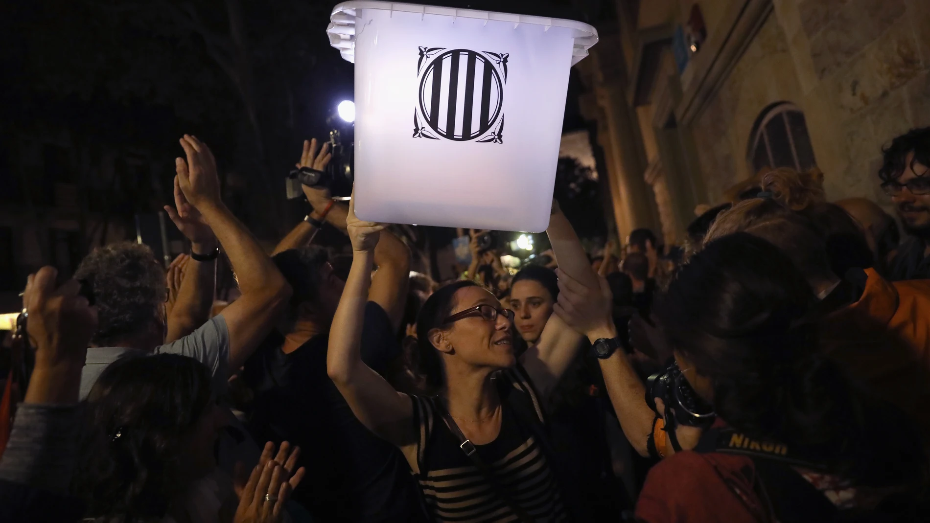 Una ciudadana lleva una urna del 1 de octubre Una ciudadana lleva una urna del 1 de octubre