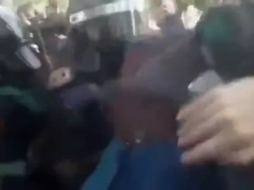 Centros electorales montan barricadas para impedir que les requisen urnas Centros electorales montan barricadas para impedir que les requisen urnas