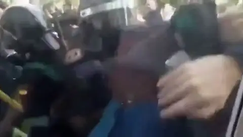 Centros electorales montan barricadas para impedir que les requisen urnas Centros electorales montan barricadas para impedir que les requisen urnas