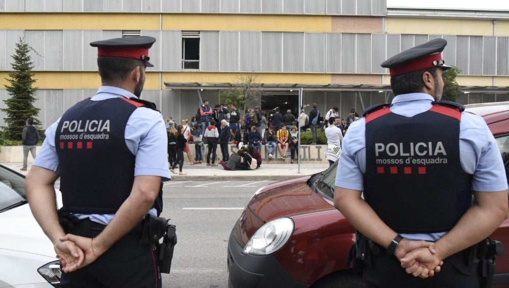 Mossos ante el colegio