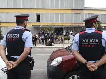 Mossos ante el colegio Mossos ante el colegio