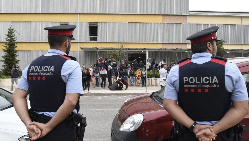 Mossos ante un colegio electoral el 1-O