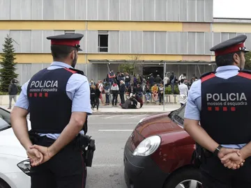 Mossos ante un colegio electoral el 1-O Mossos ante un colegio electoral el 1-O