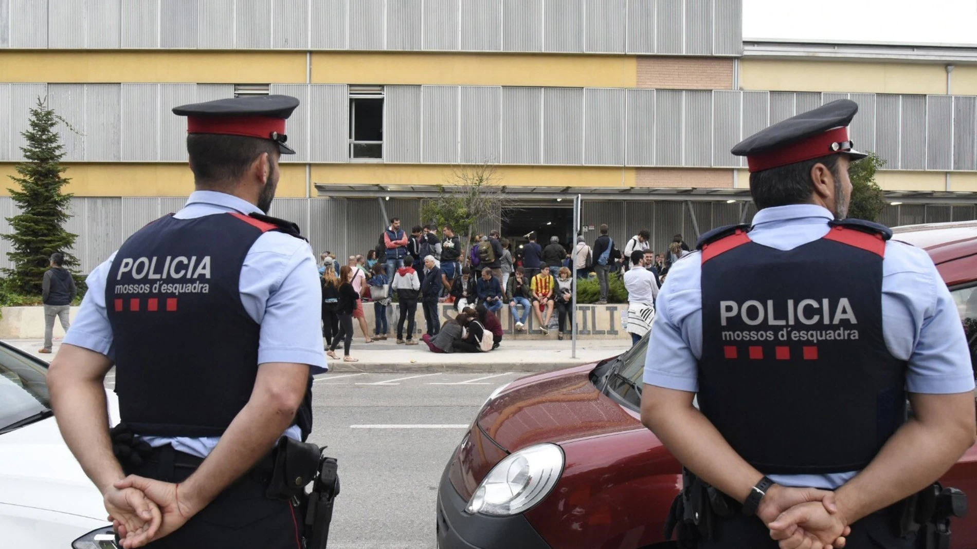 Mossos ante un colegio electoral el 1-O Mossos ante un colegio electoral el 1-O
