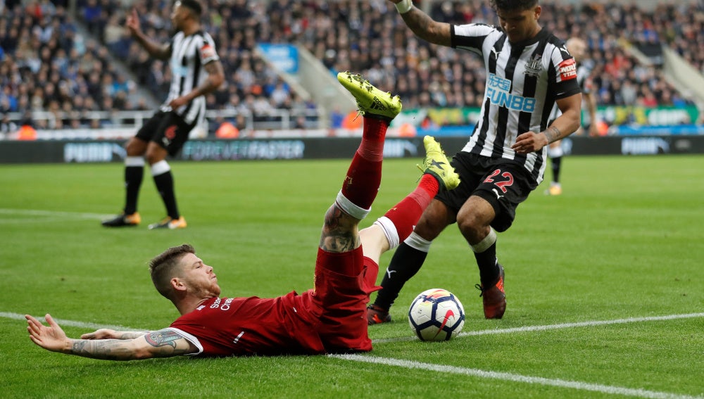 Alberto Moreno pugna sin éxito por un balón