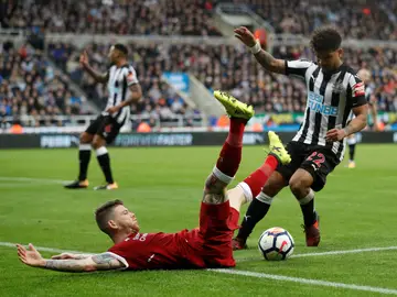 Alberto Moreno pugna sin éxito por un balón Alberto Moreno pugna sin éxito por un balón