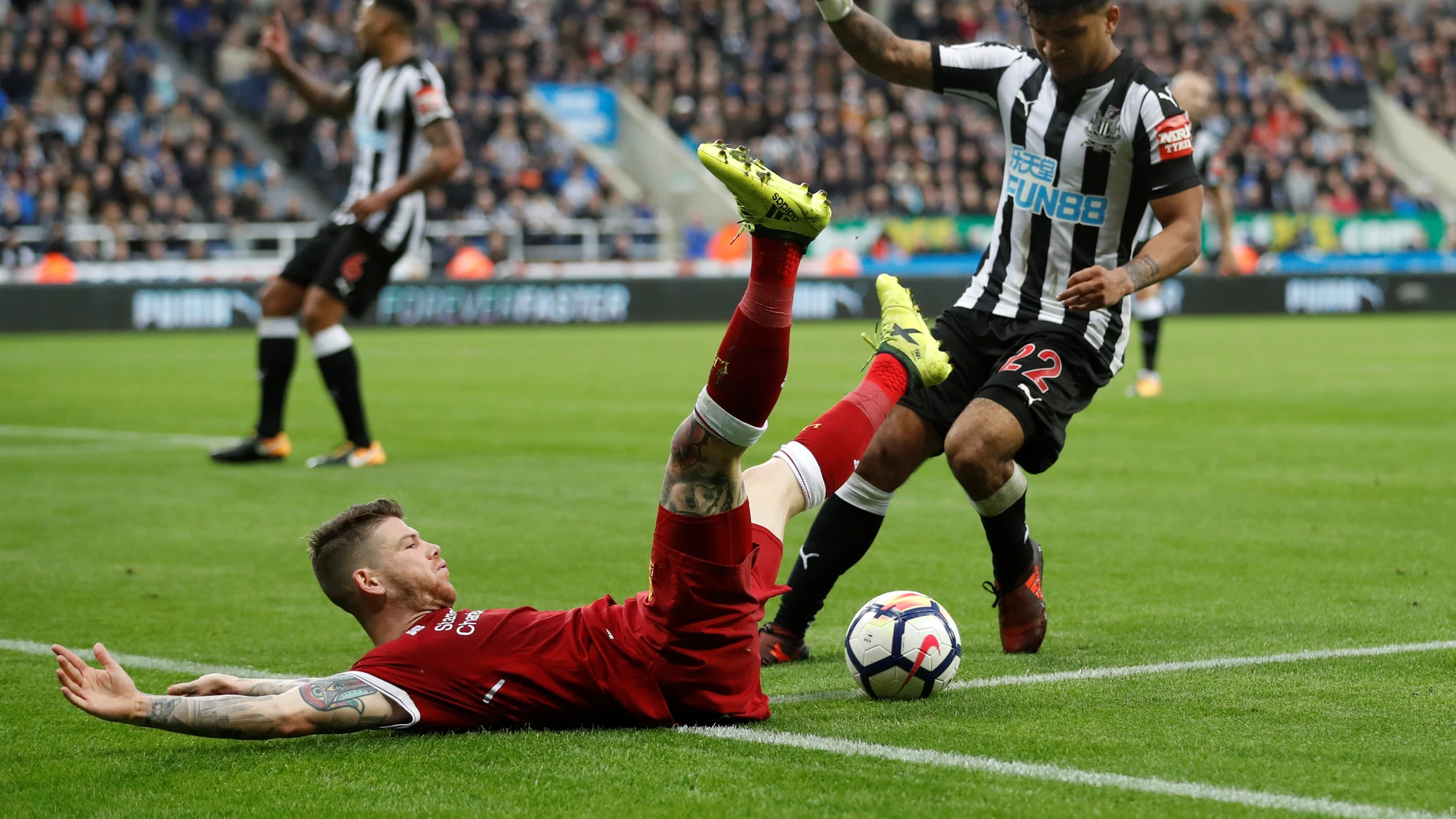 Alberto Moreno pugna sin éxito por un balón Alberto Moreno pugna sin éxito por un balón