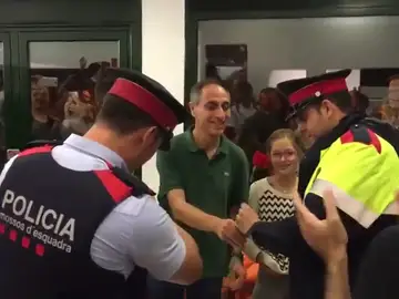 Mossos d'Esquadra reciben claveles Mossos d'Esquadra reciben claveles