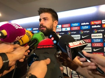 Gerard Piqué emocionado en la zona mixta del Camp Nou