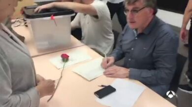 Las mesas para el referéndum ilegal ya están dispuestas en las salas de algunos colegios catalanes