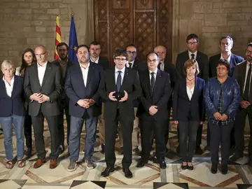 Carles Puigdemont rodeado del equipo de Gobierno de la Generalitat Carles Puigdemont rodeado del equipo de Gobierno de la Generalitat