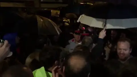 Los colegios siguen ocupados y los Mossos son recibidos entre aplausos por los defensores del 1-O Los colegios siguen ocupados y los Mossos son recibidos entre aplausos por los defensores del 1-O