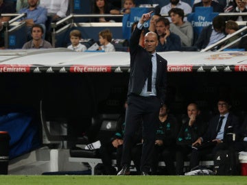 Zidane hace indicaciones a sus jugadores durante el partido Real Madrid-Espanyol