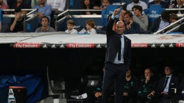Zidane hace indicaciones a sus jugadores durante el partido Real Madrid-Espanyol