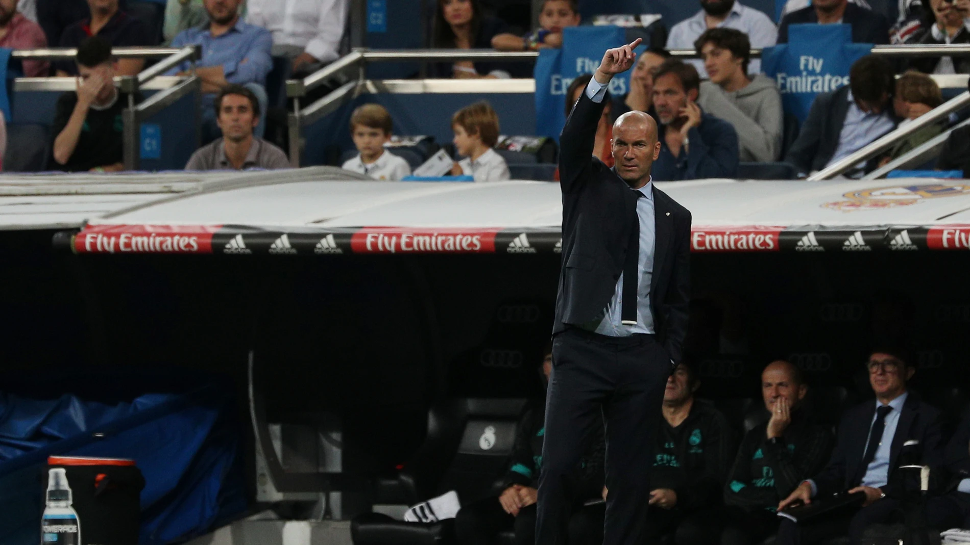 Zidane hace indicaciones a sus jugadores durante el partido Real Madrid-Espanyol Zidane hace indicaciones a sus jugadores durante el partido Real Madrid-Espanyol
