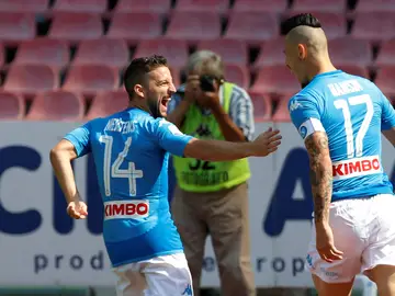 Mertens y Hamsik celebran juntos un gol del Nápoles Mertens y Hamsik celebran juntos un gol del Nápoles
