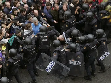 Antidisturbios de la Policía Nacional forman un cordón de seguridad frente al colegio Ramón Llull Antidisturbios de la Policía Nacional forman un cordón de seguridad frente al colegio Ramón Llull