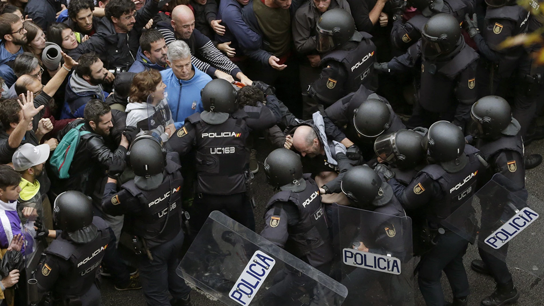 Antidisturbios de la Policía Nacional forman un cordón de seguridad frente al colegio Ramón Llull Antidisturbios de la Policía Nacional forman un cordón de seguridad frente al colegio Ramón Llull