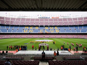 Los jugadores se chocan la mano en un Camp Nou completamente vacío