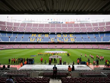 Los jugadores se chocan la mano en un Camp Nou completamente vacío Los jugadores se chocan la mano en un Camp Nou completamente vacío