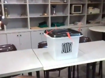 Las mesas para el referéndum ilegal ya están dispuestas en las salas de algunos colegios catalanes
