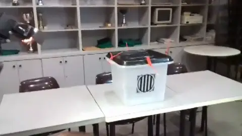 Las mesas para el referéndum ilegal ya están dispuestas en las salas de algunos colegios catalanes Las mesas para el referéndum ilegal ya están dispuestas en las salas de algunos colegios catalanes