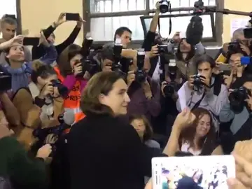 La alcaldesa de Barcelona, Ada Colau, ha votado este domingo en el referéndum La alcaldesa de Barcelona, Ada Colau, ha votado este domingo en el referéndum