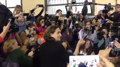 La alcaldesa de Barcelona, Ada Colau, ha votado este domingo en el referéndum