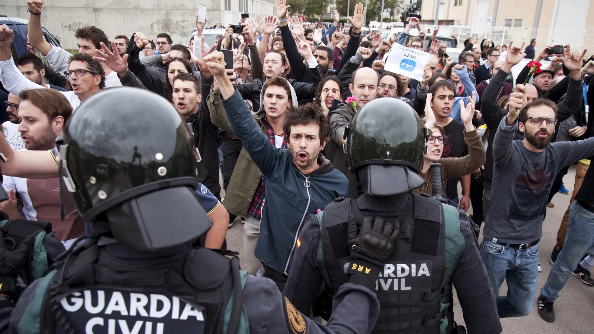 La Guardia Civil irrumpe en el centro de votación de Sant Julià de Ramis, Girona La Guardia Civil irrumpe en el centro de votación de Sant Julià de Ramis, Girona