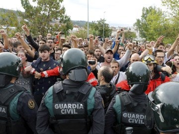 Agentes de la Guardia Civil, ante manifestantes del 1-O