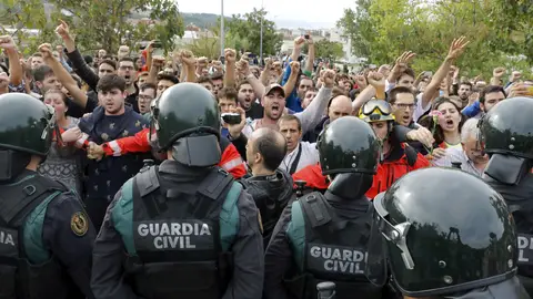Agentes de la Guardia Civil, ante manifestantes del 1-O Agentes de la Guardia Civil, ante manifestantes del 1-O