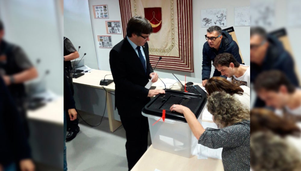Carles Puigdemont votando en el referéndum ilegal