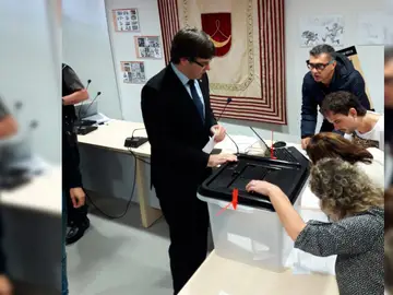 Carles Puigdemont votando en el referéndum ilegal Carles Puigdemont votando en el referéndum ilegal
