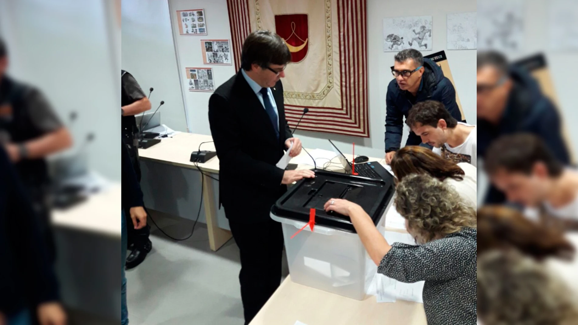 Carles Puigdemont votando en el referéndum ilegal Carles Puigdemont votando en el referéndum ilegal