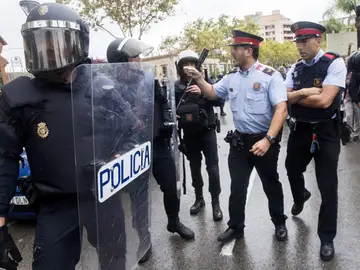 Agentes antidisturbios de la Policía Nacional y de los Mossos d' Esquadra Agentes antidisturbios de la Policía Nacional y de los Mossos d' Esquadra