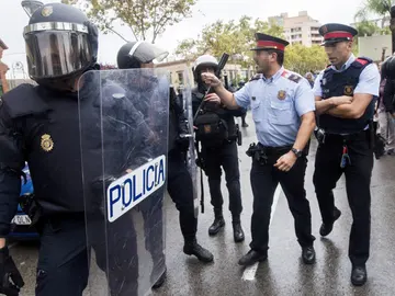 Agentes antidisturbios de la Policía Nacional y de los Mossos d' Esquadra Agentes antidisturbios de la Policía Nacional y de los Mossos d' Esquadra