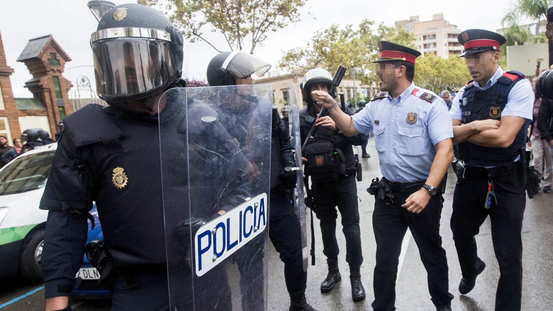 Agentes antidisturbios de la Policía Nacional y de los Mossos d' Esquadra Agentes antidisturbios de la Policía Nacional y de los Mossos d' Esquadra
