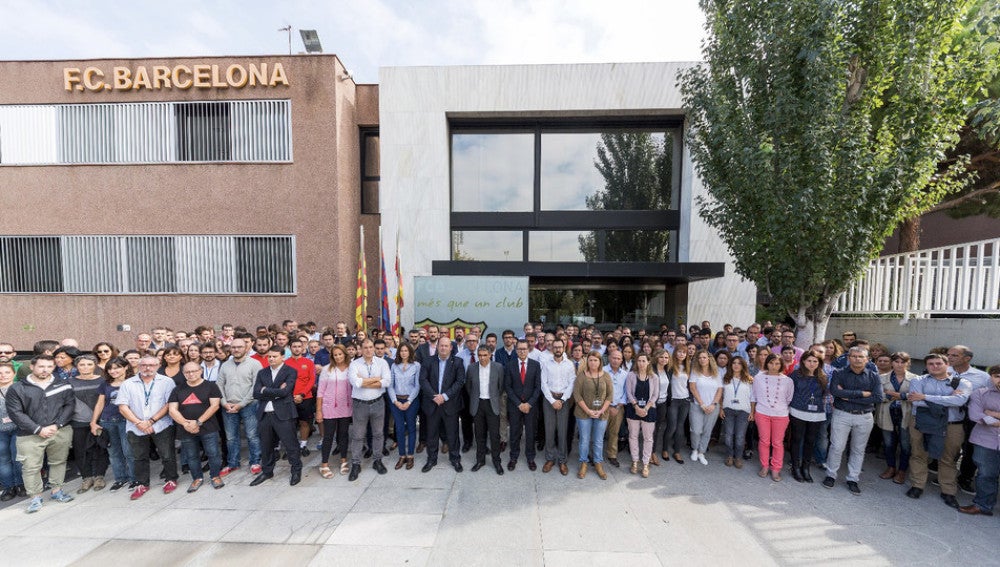 Los trabajadores del Barcelona, durante el parón tras el 1-O