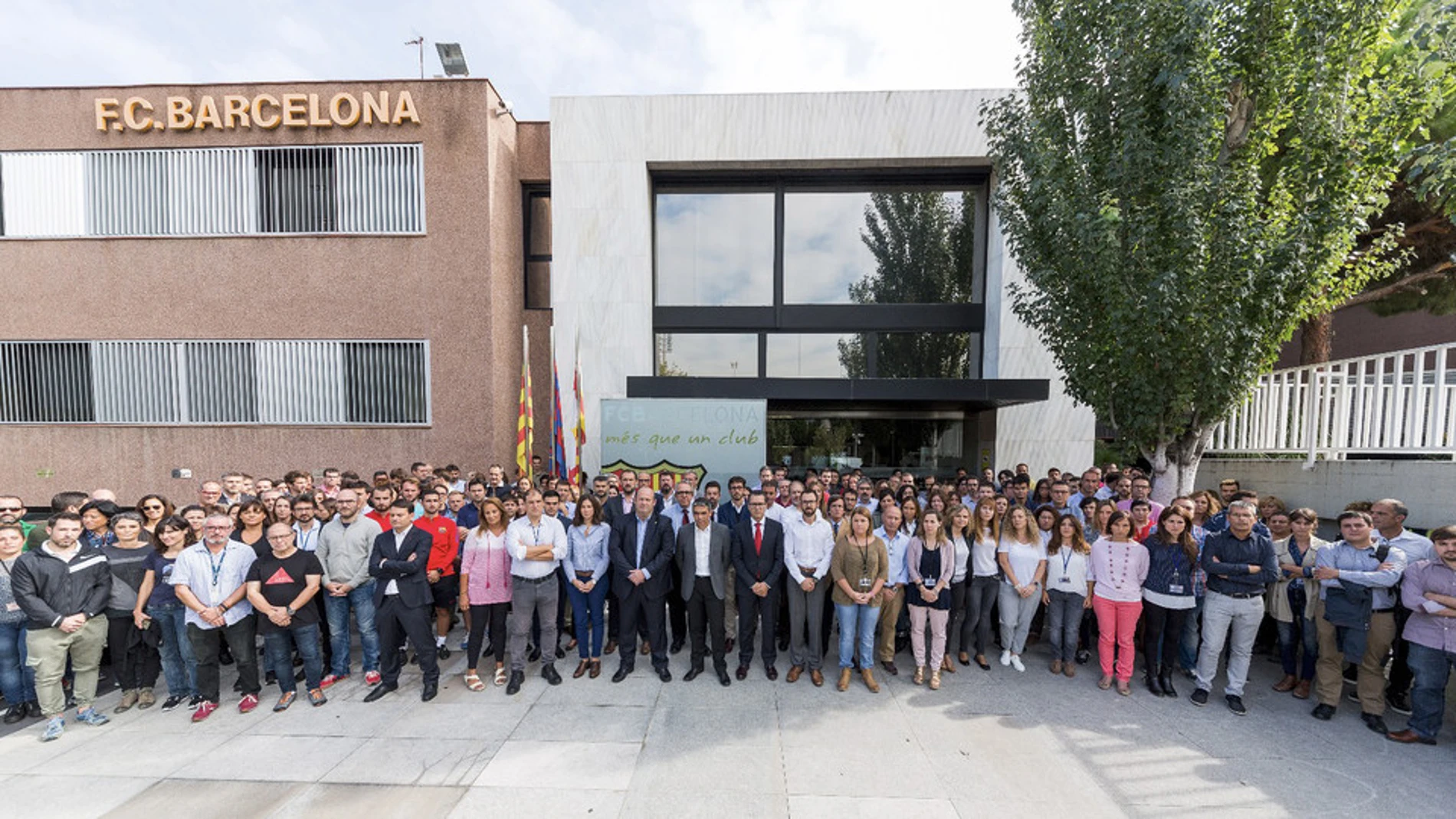 Los trabajadores del Barcelona, durante el parón tras el 1-O Los trabajadores del Barcelona, durante el parón tras el 1-O