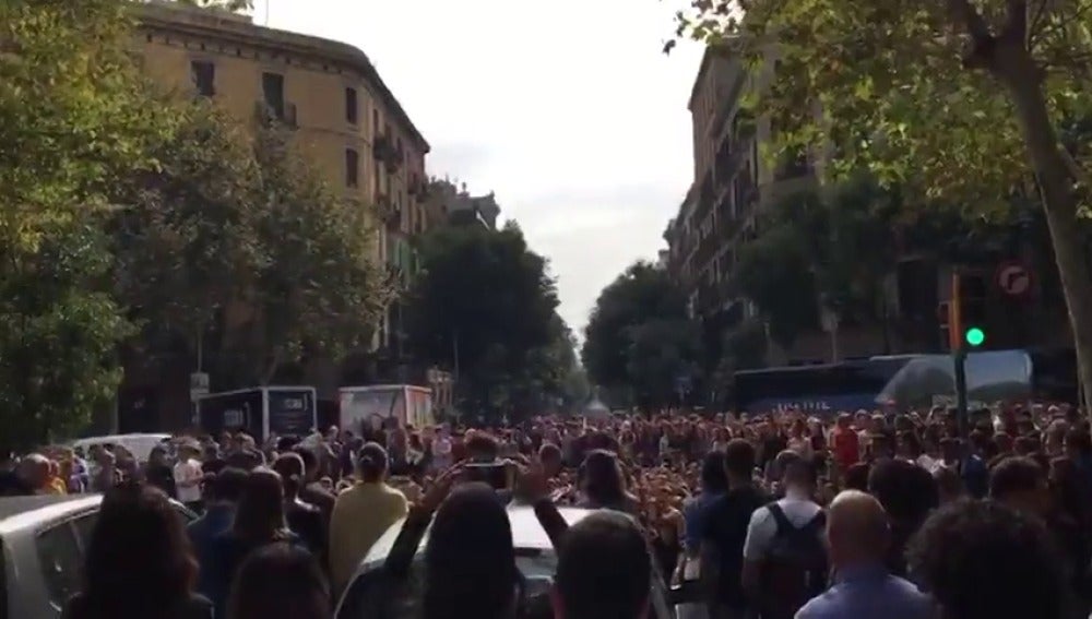 Cortan el Paseo de Gràcia de Barcelona para denunciar las cargas policiales del 1-O