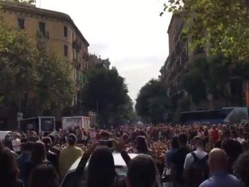Cortan el Paseo de Gr&agrave;cia de Barcelona para denunciar las cargas policiales del 1-O