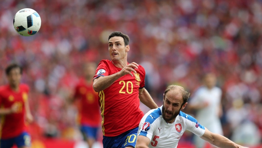 Aduriz pelea un balón en un partido con la selección española
