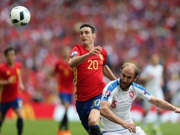 Aduriz pelea un balón en un partido con la selección española