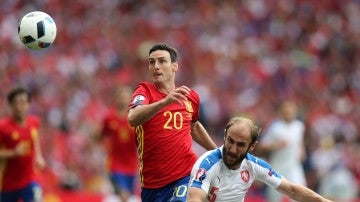 Aduriz pelea un balón en un partido con la selección española