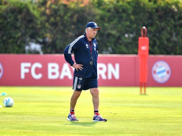 Carlo Ancelotti, durante un entrenamiento en su etapa en el Bayern